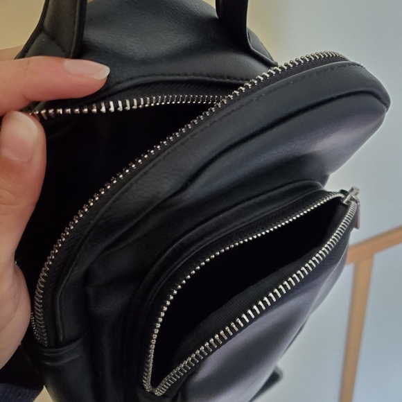 Cute lil black backpack purse - Picture 4 of 4